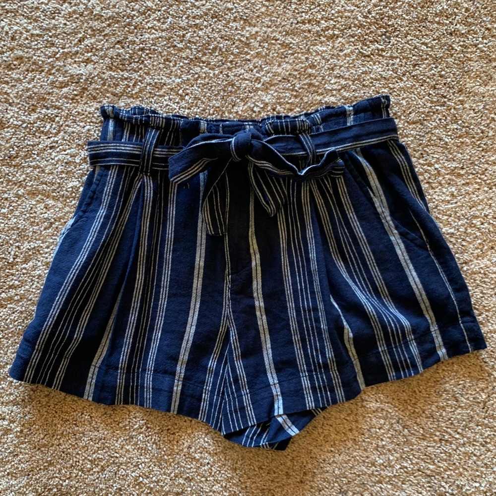Gap Factory // EUC worn 2 times. Navy linen shorts
